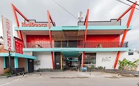 RedDoorz near Kejaksan Station Cirebon